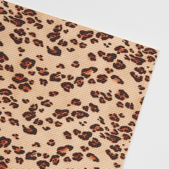 Fabletics - The Essential Yoga Mat: Leopard - Picture 4 of 5